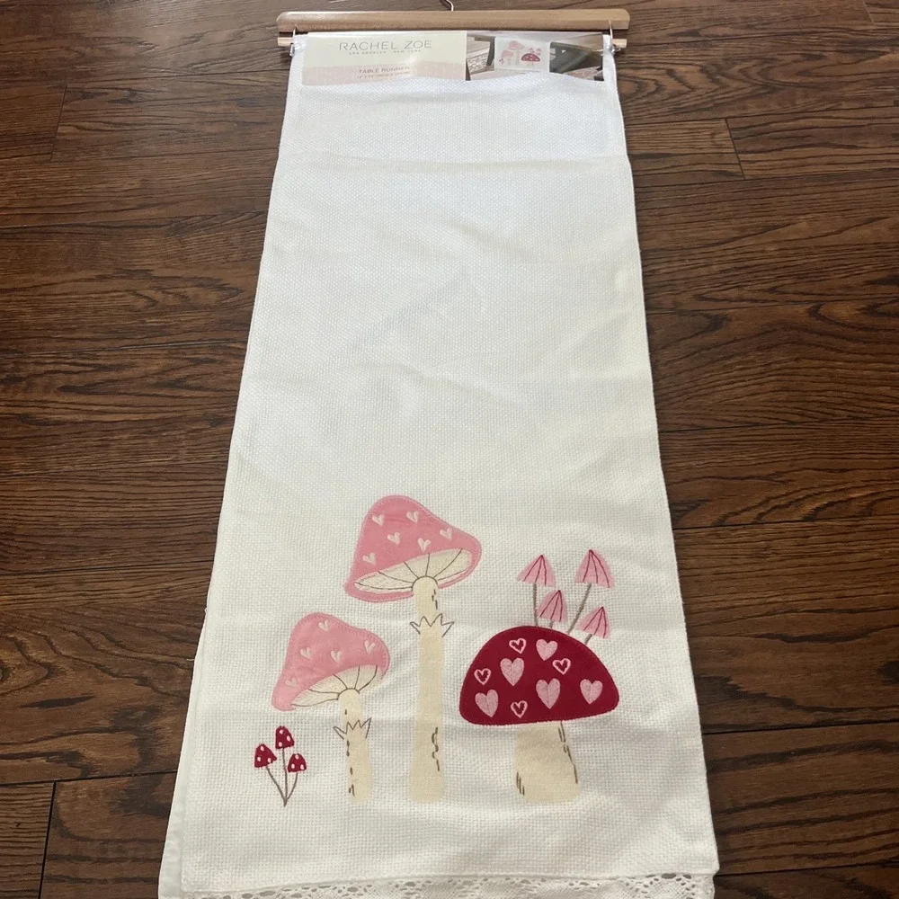 Rachel Zoe VALENTINE MUSHROOM HEART TABLE RUNNER Applique 14x72